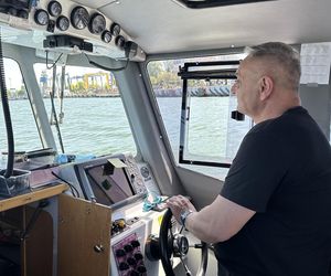 Młody jelonek wpadł do kanału portowego w Gdańsku. Uratowała go załoga Pioruna