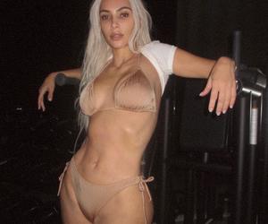 Kim Kardashian uciekła przed zimą w tropiki! Opina ją mokre bikini