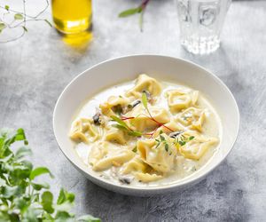 Kremowa zupa ze szpinakiem, kurczakiem i tortellini. Zaskoczy prostotą i aromatem
