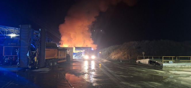 Strażacy walczyli z ogniem na składowisku odpadów w Bełżycach