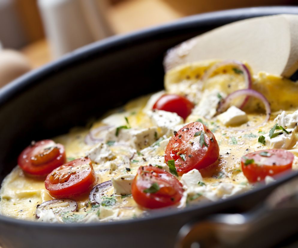 omlet z pomidorami i mozzarellą