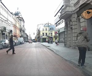 Wyjął pistolet na środku ulicy i wycelował w kobietę. Poszukuje go policja 