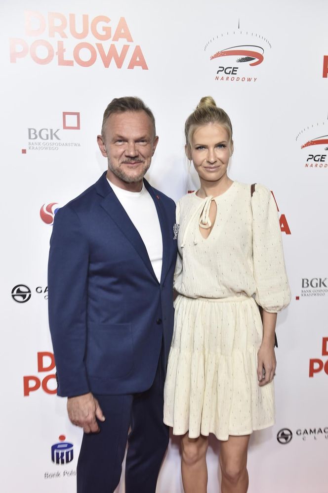 Edyta Pazura uciekła z Polski. Zamiast w sukienkę wskoczyła w kołdrę!