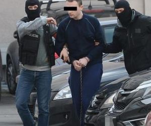 Horror za płotem szkoły. Syn skatował rodziców na oczach rodzeństwa. Zabił, bo mówili mu, że się nie uczy