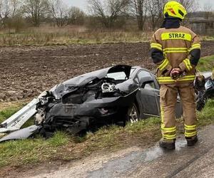 Totalna demolka pod Siedlcami. Osobówki staranowały bariery. Cztery osoby w szpitalu