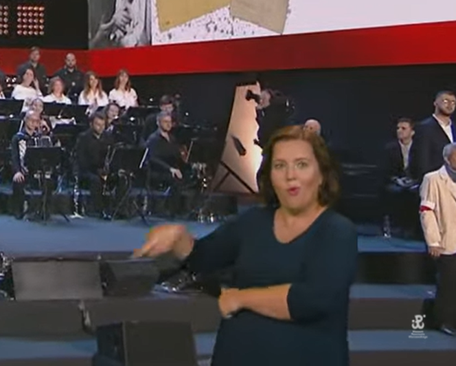 Tłumaczki języka migowego na koncercie w rocznicę Powstania Warszawskiego