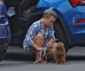 Anna Mucha nawadnia psa