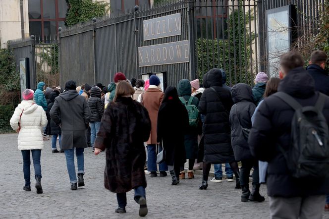 Warszawiacy szturmowali muzeum. Gigantyczne kolejki w ostatnim dniu wystawy obrazów Chełmońskiego