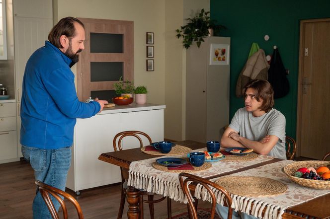 Barwy szczęścia, odcinek 3234: Złodziej Romeo zdradzi Grzelakom szokującą prawdę o sobie! Pozwolą mu jednak zostać, bo nie będzie miał już dokąd wracać - ZDJĘCIA