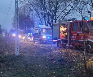 Makabryczny wypadek pod Płockiem. Osobówka wbiła się w stojący traktor. Kierujący nie miał szans