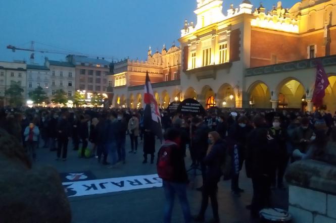 Protest przeciwko wyrokowi Trybunału Konstytucyjnego w Krakowie