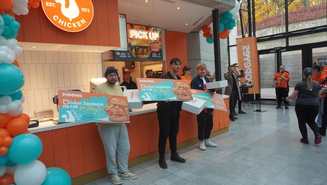 Tłumy na otwarciu Popeyes w Olsztynie. Rekordzista czekał w kolejce ponad 20 godzin