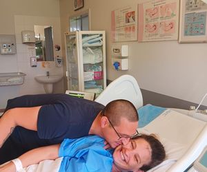 Policjanci uratowali mamę i jej nowo narodzoną córeczkę