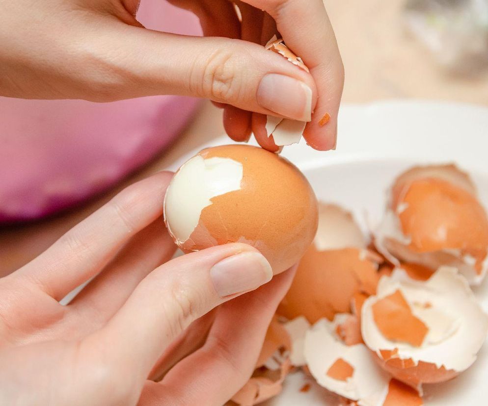 jak obierać jajka na twardo