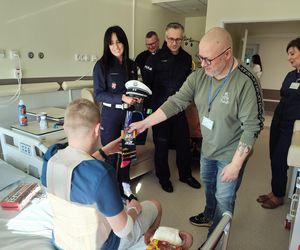 Kolorowe czapki i odblaski, aby byli bezpieczni. Akcja Widoczny na drodze w Uniwersyteckim Szpitalu Dziecięcym