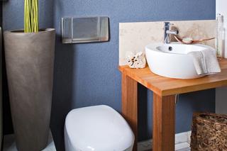 Niebieska łazienka, dzięki farbie na ścianach