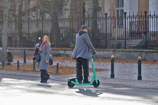 Krzysztof Ibisz z rodziną na spacerze