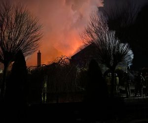 Akcja ratowniczo-gaśnicza w budynku dyskoteki w Wildze trwała przez całą noc.