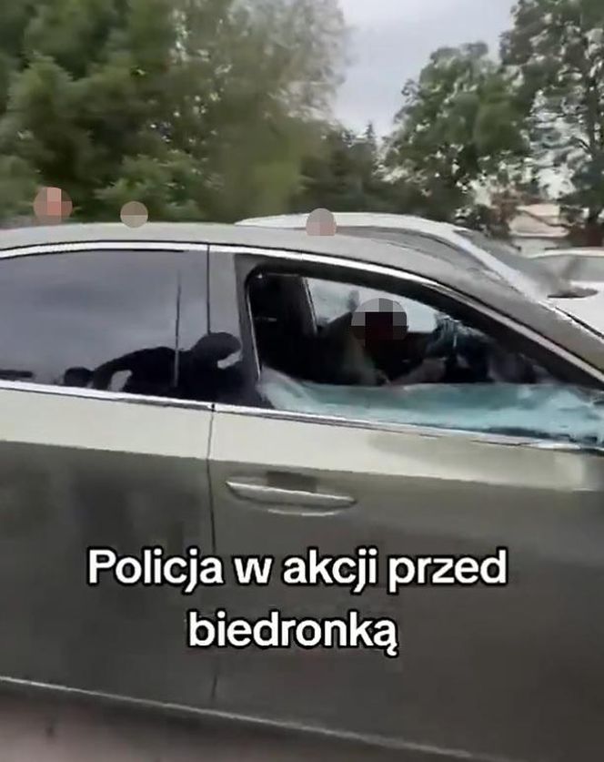 Strzelanina pod "Biedronką" w Bolkowie. Wyciekło szokujące nagranie z interwencji. Policjant ranny
