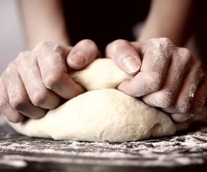 Jak zrobić ciasto na pizzę? Podajemy sprawdzony przepis na ciasto jak z pizzerii