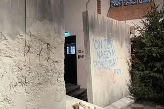 Betonowy mur i graffiti. Wyjątkowa szopka w kościele św. Jana Chrzciciela w Warszawie