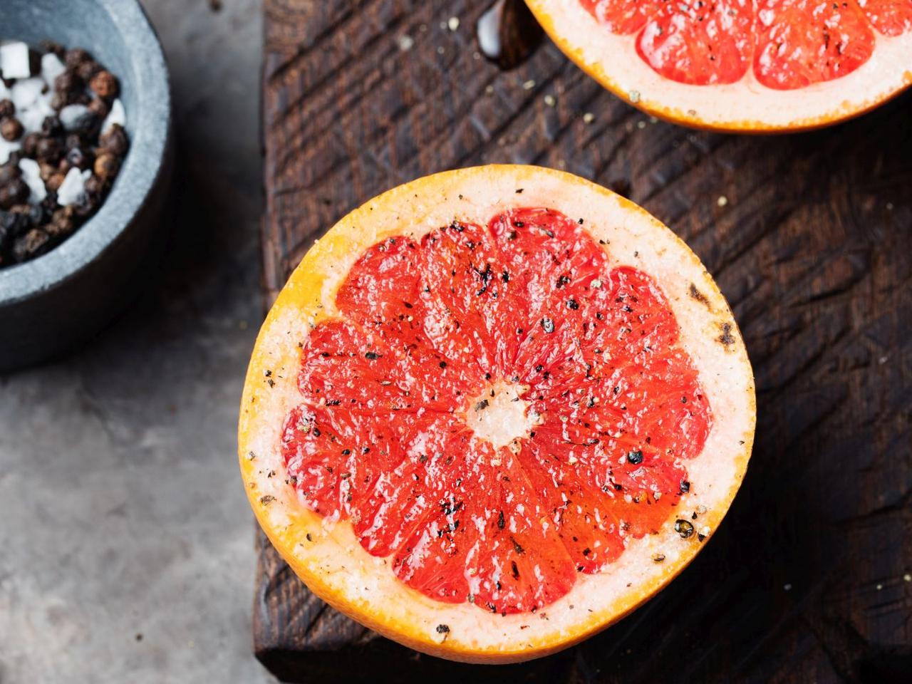 Przepisy na grilla: grapefruit z rusztu [jak grillować owoce]