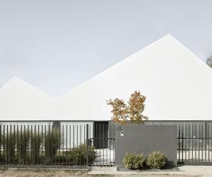 Biały dom w Łomiankach autorstwa moomoo architects