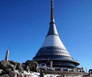 Kosmiczny hotel w Sudetach na sprzedaż! Ikona socmodernizmu zmieni właściciela