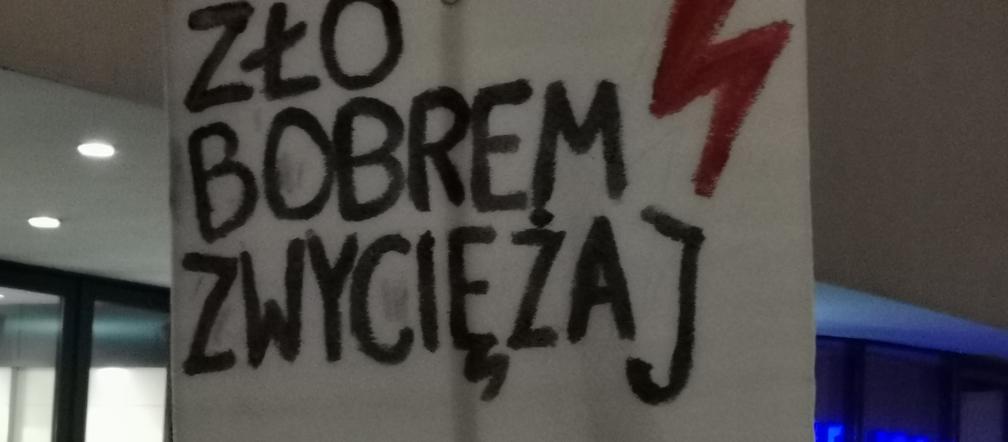 Spacer zaniepokojonych obecną sytuacją. Strajk Kobiet w Kaliszu. 