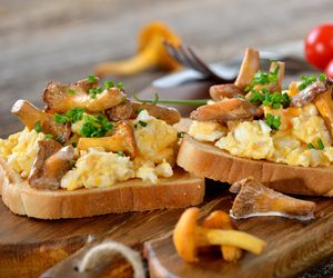 Jajecznica z suszonymi grzybami