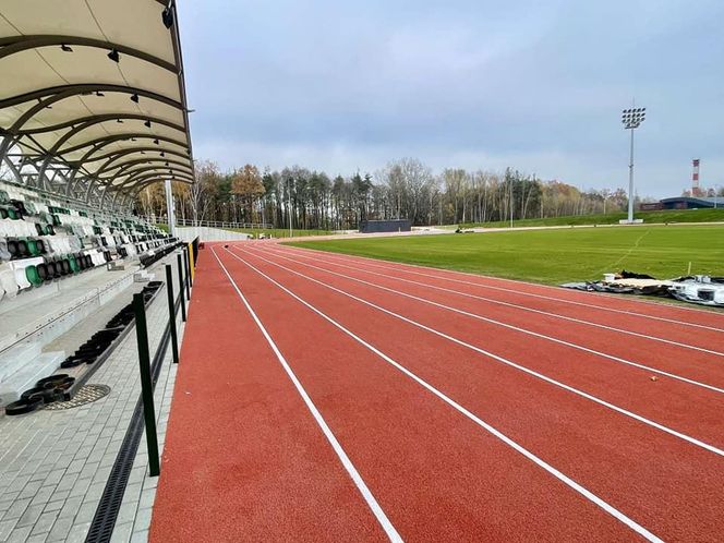 Ostatnie dni remontu stadionu w Starachowicach. Na bieżni pojwiły się tory