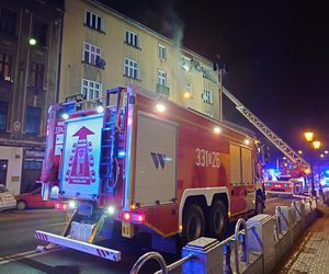 Groźny pożar w Bielsku-Białej. Sześć osób trafiło do szpitala, w tym troje dzieci