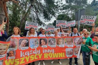 Manifestacja rodziców dzieci cierpiących na SMA