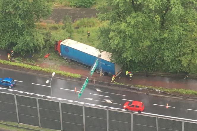 Teraz wypadek w Katowicach: Ciężarówka przebiła bariery i wjechała na chodnik!