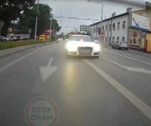 20-latek w audi udawał policję. Zmuszał innych kierowców do zjechania mu z drogi