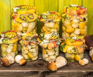 Grzyby marynowane w occie z cebulą i marchewką