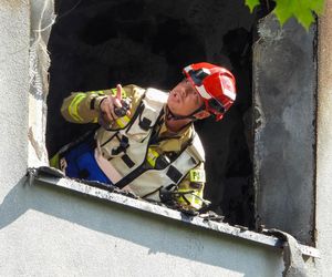 Pożar i wybuchy w mieszkaniu bloku w Tychach