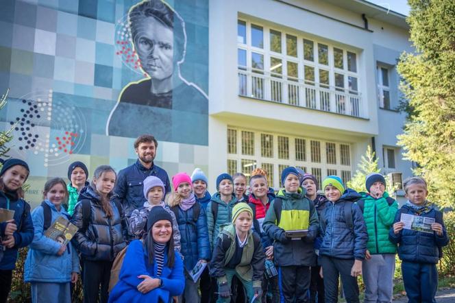 Mural przedstawiający polską noblistkę na elewacji szkoły w Tychach