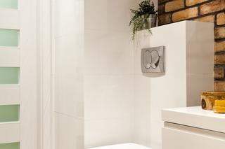 Jak urządzić wąską łazienkę? Biała łazienka z cegłą