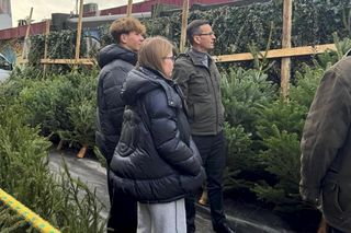 Mateusz Morawiecki wybiera choinkę na bazarze. Do świąt przygotowuje się z rodziną