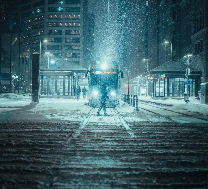 Warszawa zasypana śniegiem. Armagedon na drogach, tworzą się potężne korki