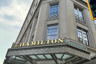 Czekał na prezydentową pod hotelem. Przywitała go pocałunkami 