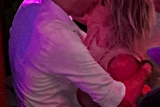 Joanna Racewicz tańczy na parkiecie z mężczyzną 