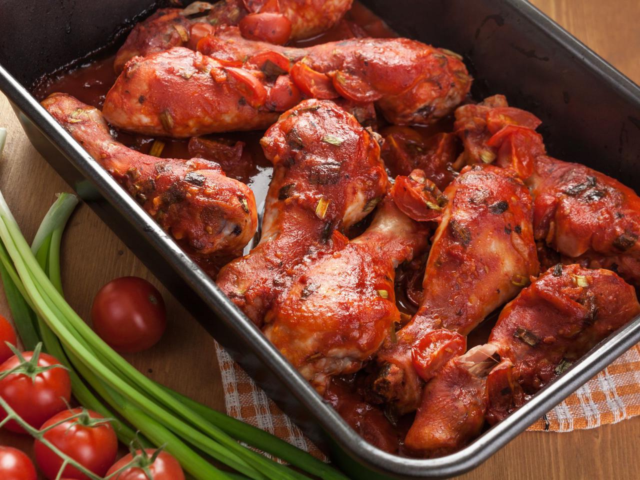 Podudzia po cygańsku - świetny patent na pałki kurczaka w pomidorach na ostro