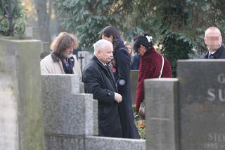 Jarosław Kaczyński na grobie swojej mamy Jadwigi Kaczyńskiej