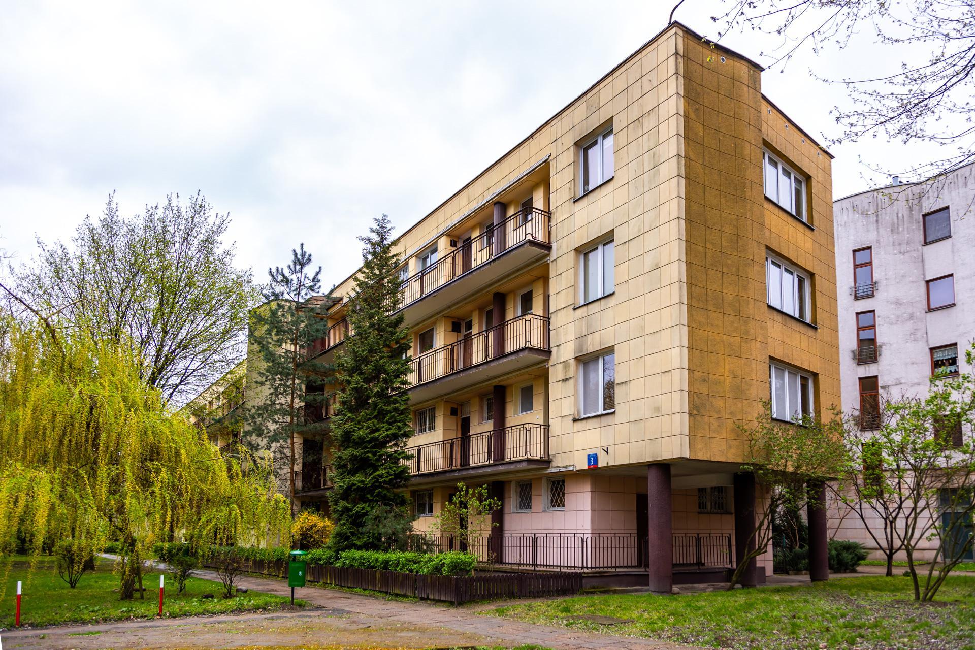 Osiedle WSM Koło II w Warszawie - zdjęcia. Pablo Picasso na ścianie i klatki schodowe typu ser