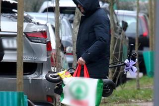 Donald Tusk pomaga żonie w pakowaniu ciężkich prezentów