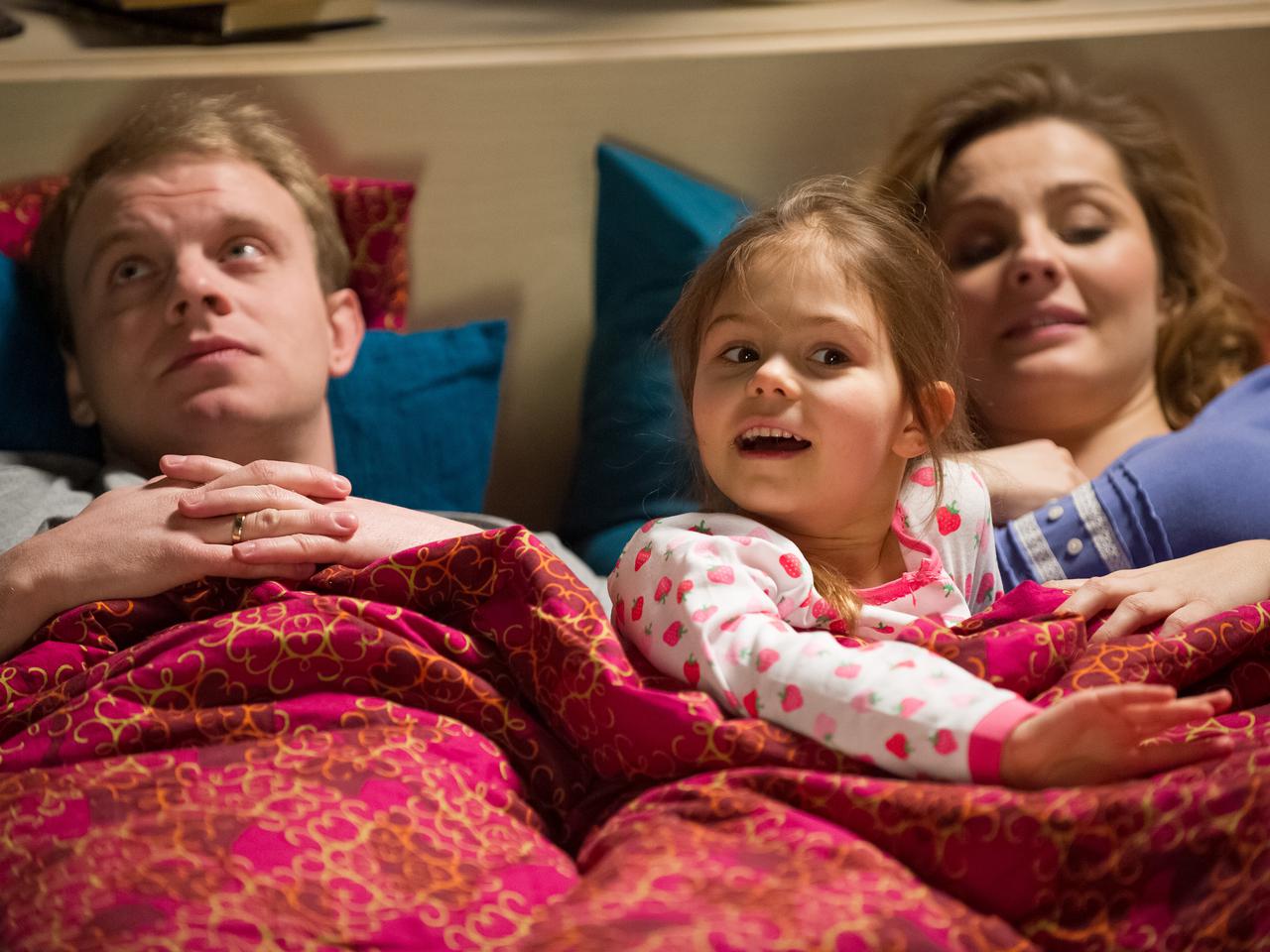 Na Wspólnej odc. 1862. Kamil (Kazimierz Mazur), Ula (Anna Niedźwiecka), Zuza (Małgorzata Socha)