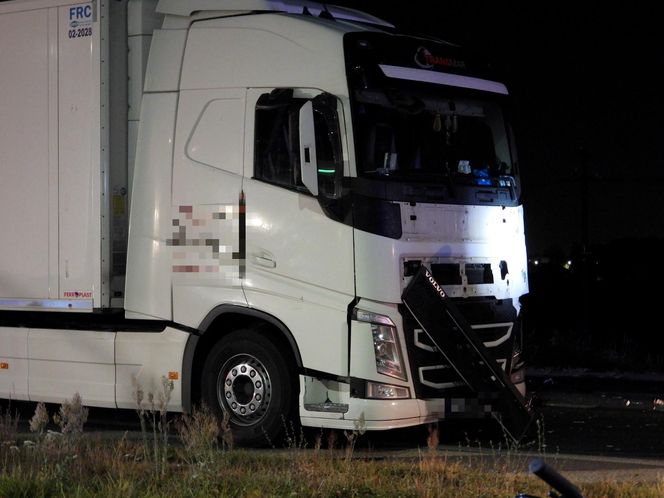 Błonie. Wjechali hulajnogą elektryczną prosto pod tira. Nie mieli szans, zaginęli na miejscu