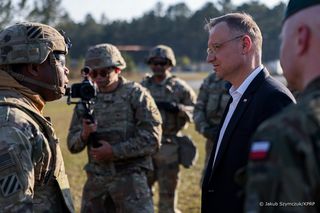 Duda przekonał się, jak groźne są śmigłowce Apache. Zajrzał też do wnętrza M1a2 Abrams [ZDJECIA]